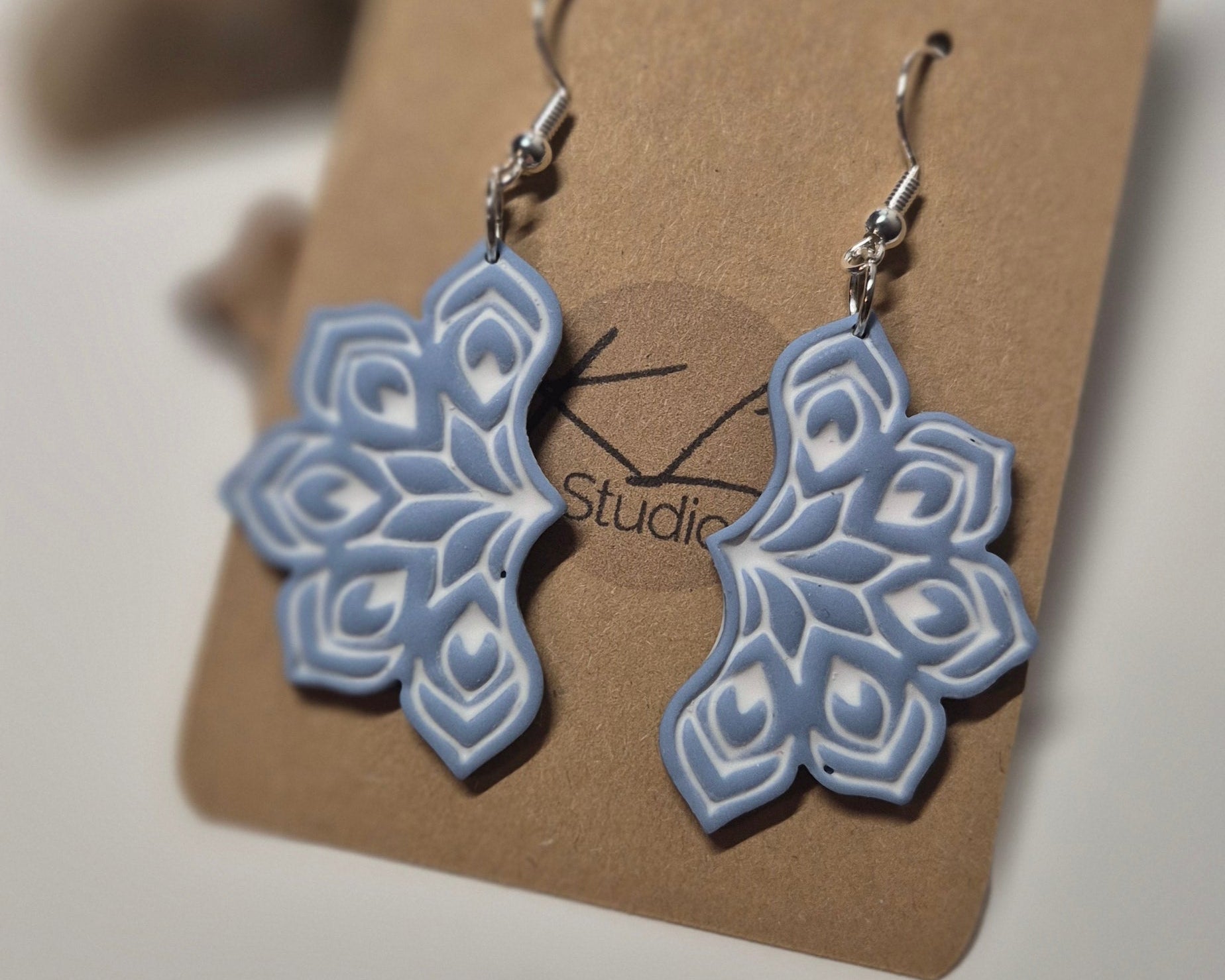 Boho-Statementohrringe in blau-weiss