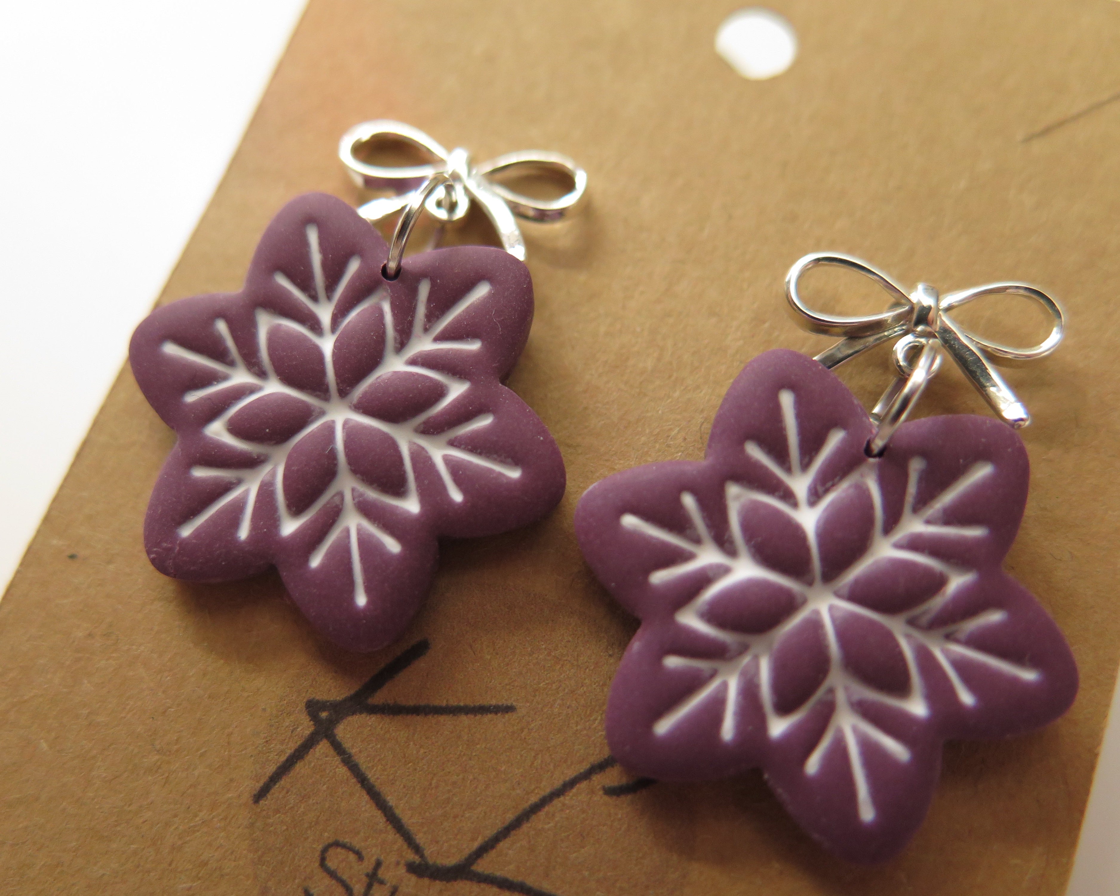 Schleife mit Schneeflocke